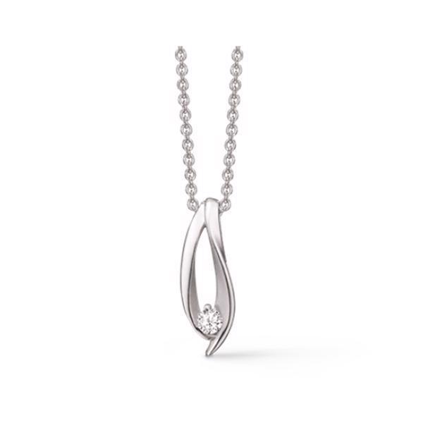 Støvring Design\'s Smukke sølv kæde med aflangt asymetrisk vedhæng med glitrende hvid zirkonia. Leveres med 42 + 3 cm kæde